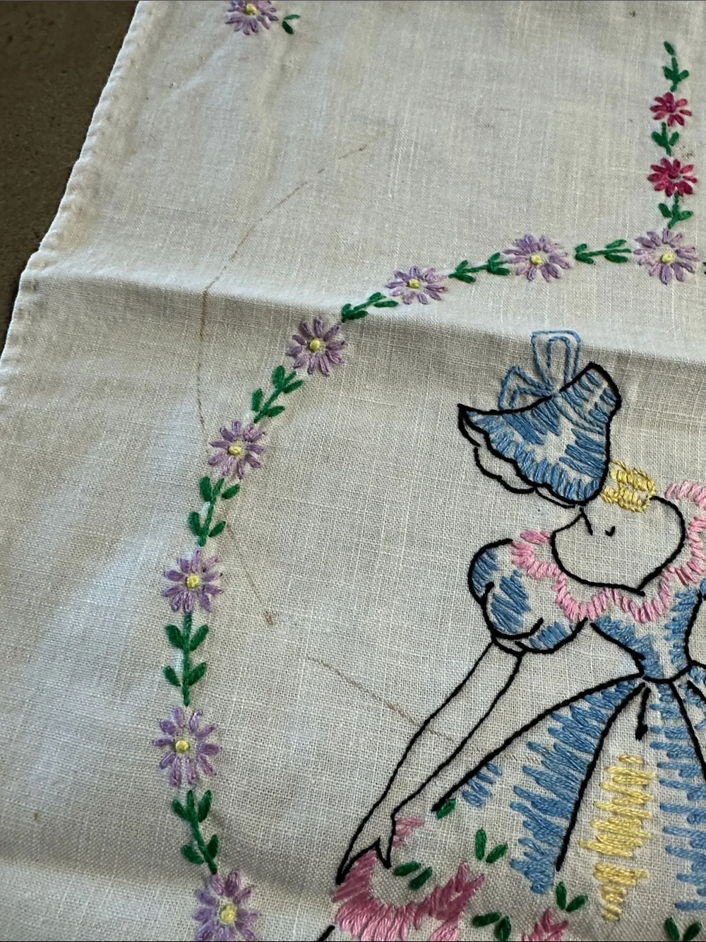 Vintage Hand Embroidered Southern Belle Table Runner 42”